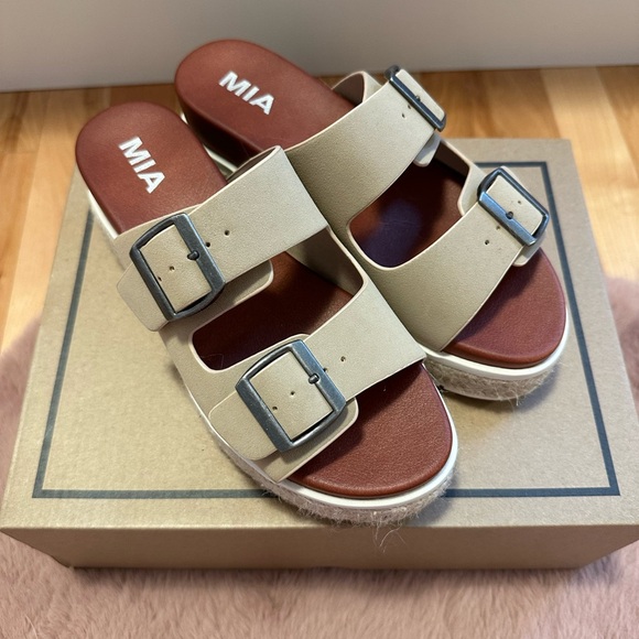 MIA Platform Slide Sandal - Picture 4 of 5